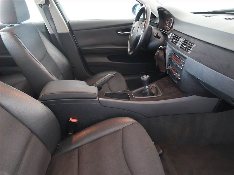 BMW Řada 3 (2005) 320 i, Serv.kniha - fotka 9 z 12