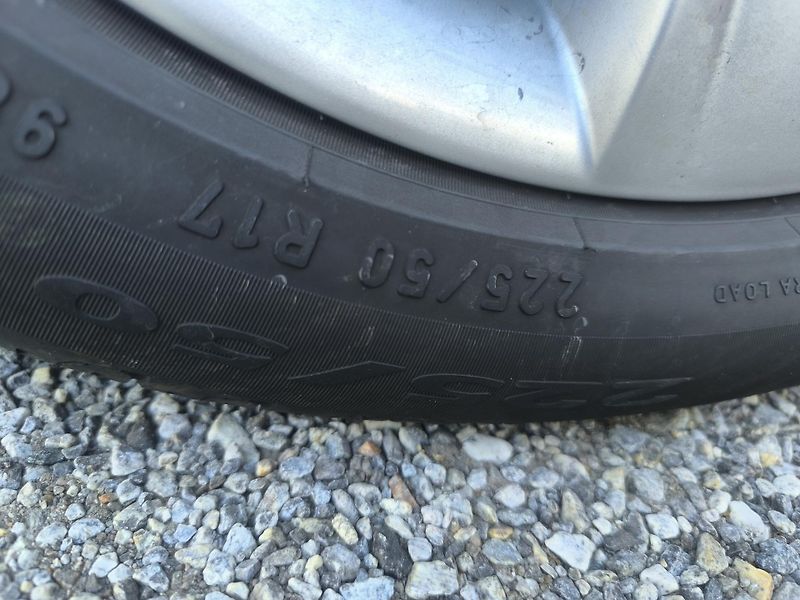 Škoda Yeti 2.0TDI 4X4 103KW,KRÁSNÝ,140TKM - fotka 25 z 29