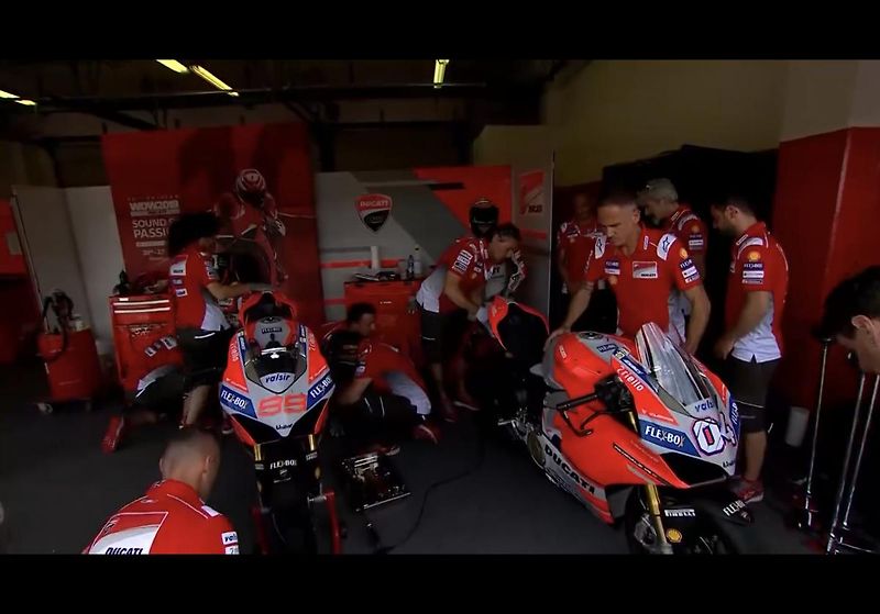 Ducati Panigale V4 S (2018) CORSE ex Jorge Lorenzo - fotka 14 z 39