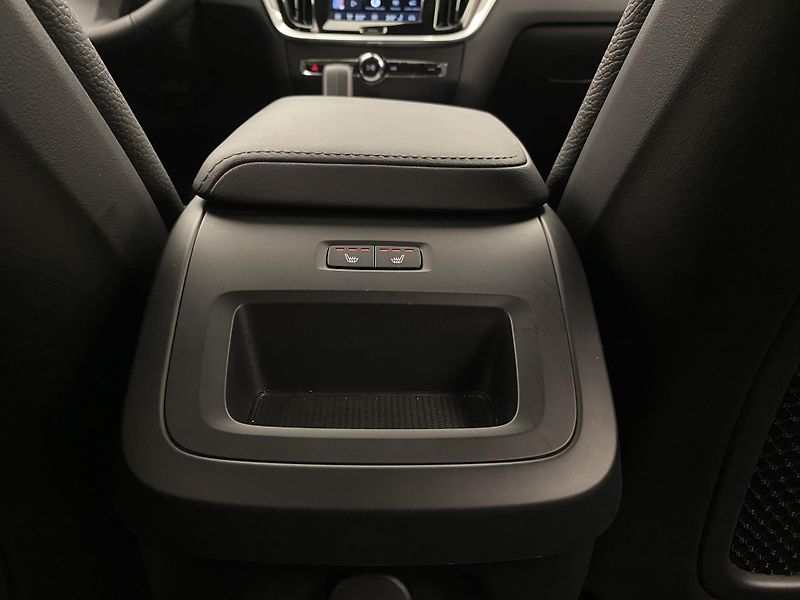 Volvo V60 B4 DARK PLUS AUT CZ - fotka 32 z 54