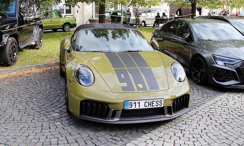 V severočeském Litvínově se uskutečnil premiérový Autofest. Na snímku je luxusní Porsche 911 Spirit.