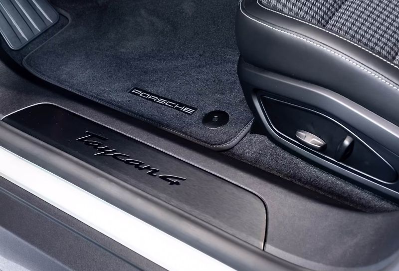 Porsche Taycan 4 SportDesign Matrix ACC 360 - fotka 14 z 22