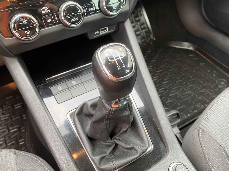 Škoda Octavia (2018) 1.6 TDi, ČR, Style, LED - fotka 15 z 18