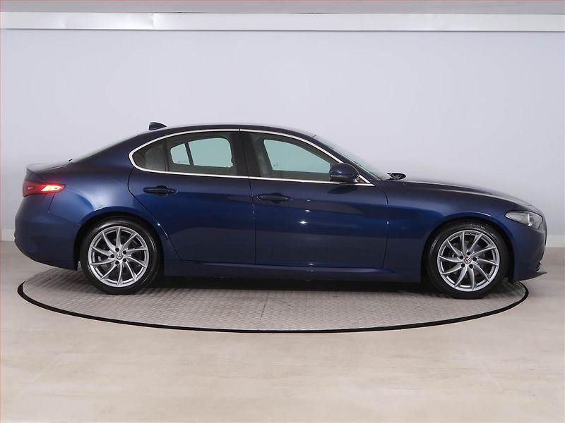 Alfa Romeo Giulia (2018) 2.0 Turbo - fotka 6 z 20