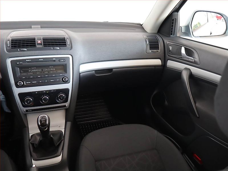 Škoda Octavia (2012) 1.6 TDI, Tempomat - fotka 8 z 16