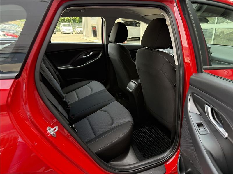 Hyundai i30 1,4 i  WG Trikolor Komfort - fotka 13 z 28