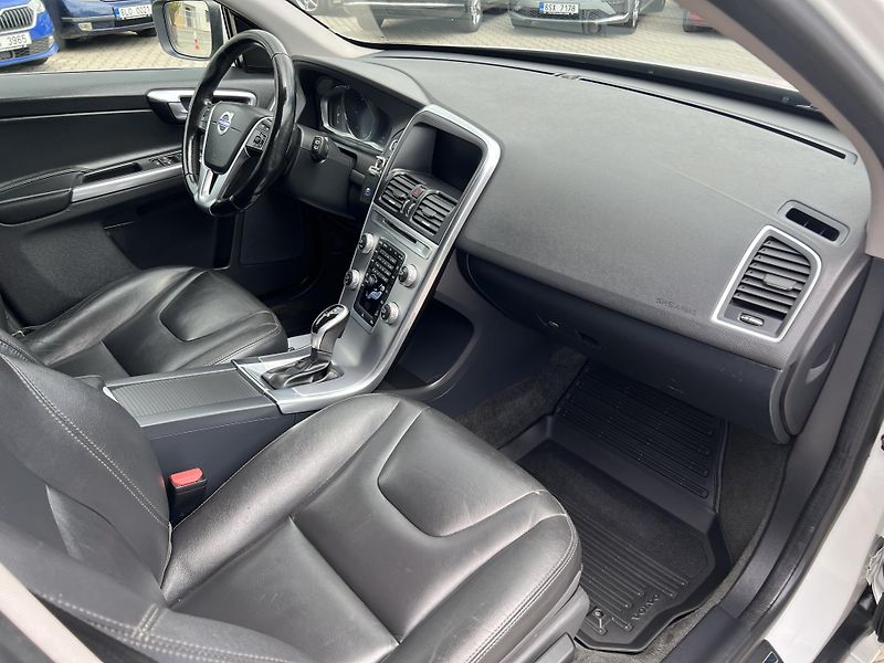 Volvo XC60 2,4 AWD D4 Summum 1.maj.  - fotka 35 z 56