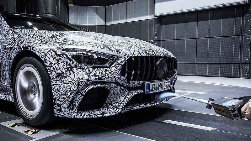 Maskovaný prototyp čtyřdveřového Mercedesu-AMG GT.