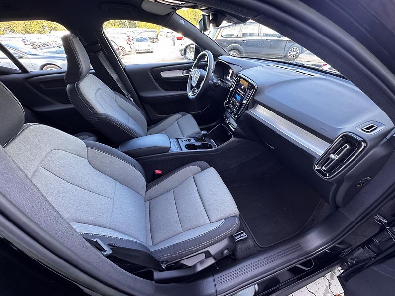 Volvo XC40 B4 AWD // 1. maj // ČR - fotka 12 z 40