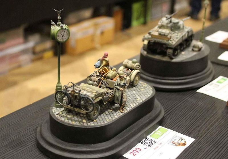 Přes šest stovek modelů bylo k vidění při 22. ročníku soutěžní výstavy Kladenská Wejhybka. Na snímku je malá dioráma s motocyklem Wanderer 4HP z roku 1916.
