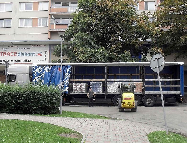 Vysokozdvižný vozík, v Německu nazvaný Gabelstapler.