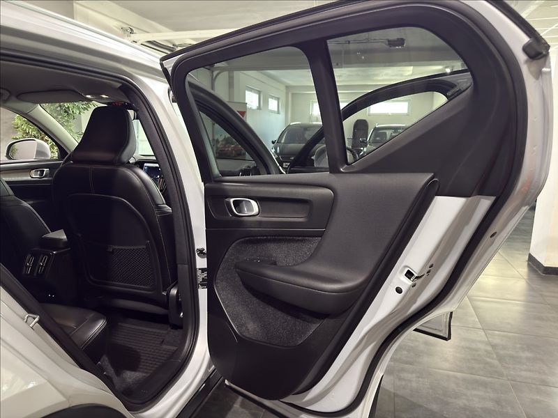 Volvo XC40 2,0   D4 INSCRIPTION ZÁRUKA 28 - fotka 27 z 46