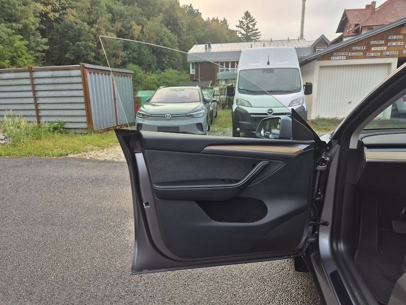 Tesla Model Y ZAMLUVENO ! - fotka 36 z 49