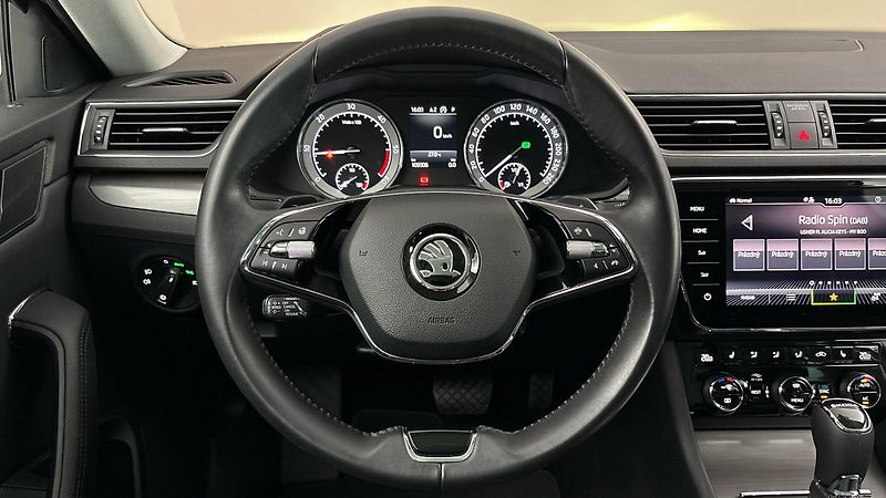 Škoda Superb 2.0 TDI DSG Style Combi - fotka 9 z 28