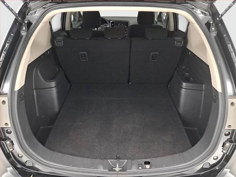 Mitsubishi Outlander (2014) Intense 2.2 DI-D, 4X4 - fotka 13 z 14