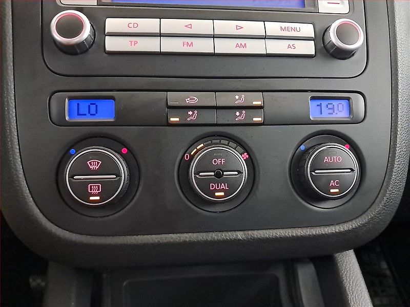 Volkswagen Golf (2008) 1.4 16V, po STK, rezervace - fotka 13 z 15