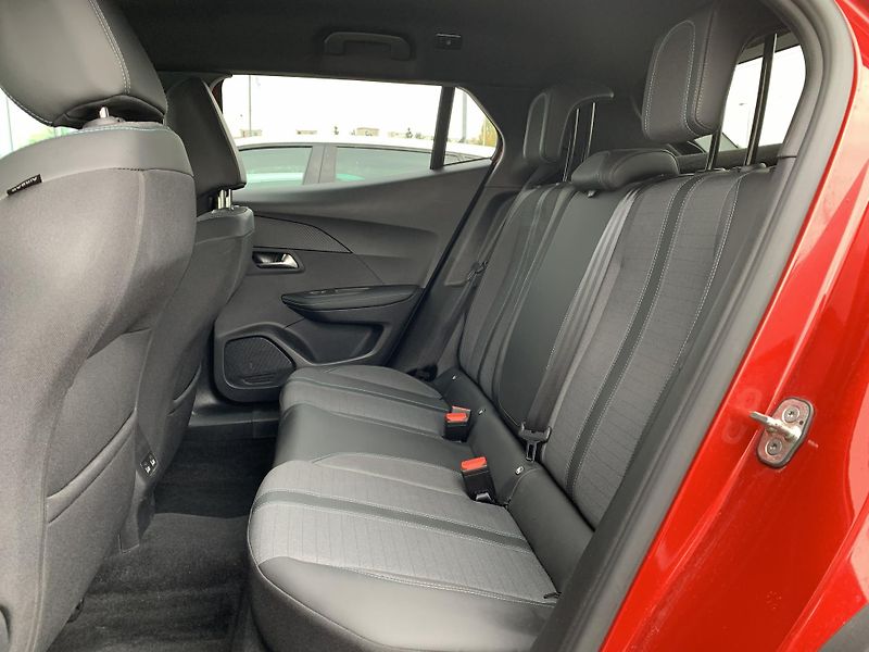 Peugeot 2008 ALLURE 1.2 PureTech 74kW MAN6 - fotka 6 z 33