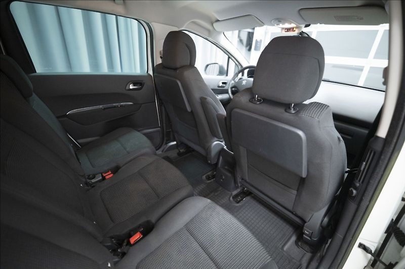 Peugeot 5008 1,6 BlueHDI 7 MÍST NOVÉ V ČR - fotka 10 z 28
