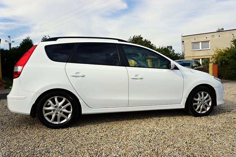 Hyundai i30 (2010) STYLE 1,6 CVVT 93 kW - fotka 3 z 35