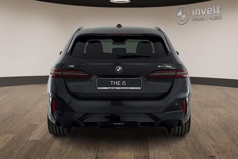 BMW i5 xDrive40 Touring - fotka 4 z 26