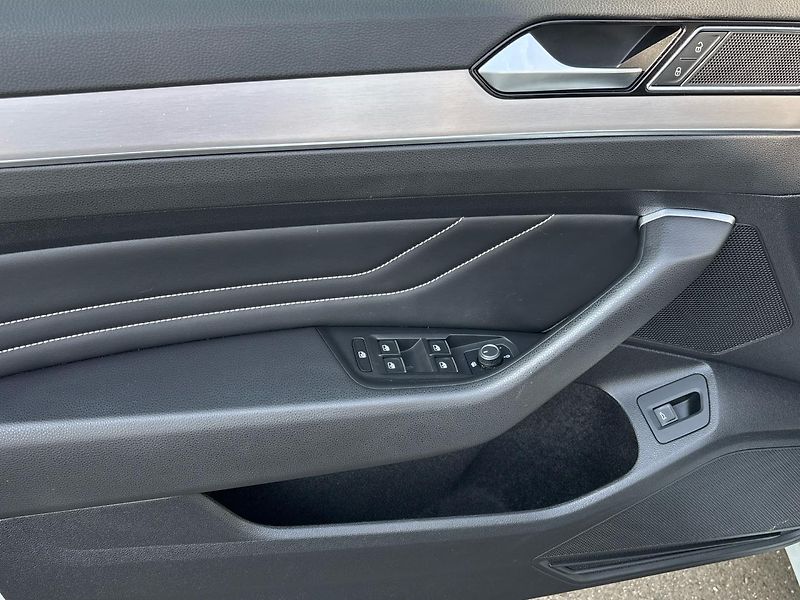 Volkswagen Passat ELEGANCE - fotka 13 z 27