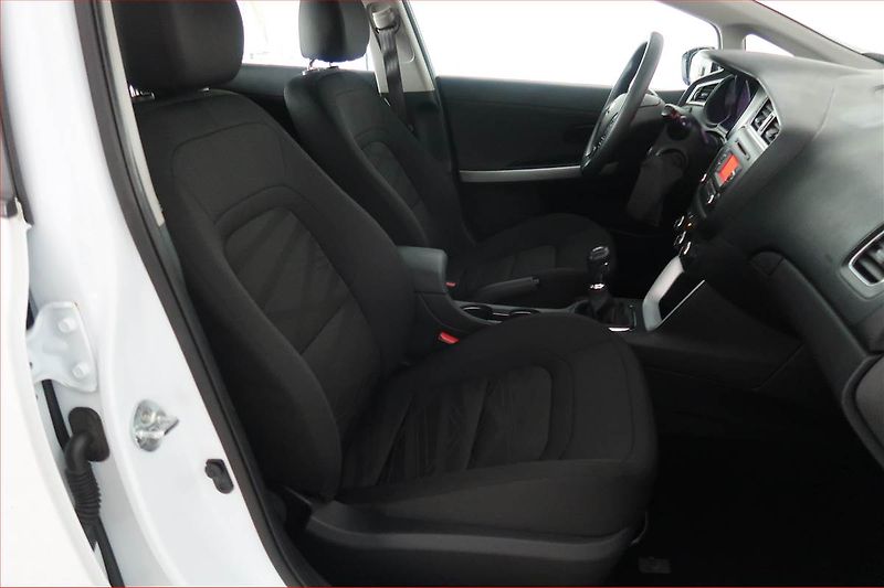 Kia Ceed (2017) 1.4 CVVT, Serv.kniha - fotka 9 z 15