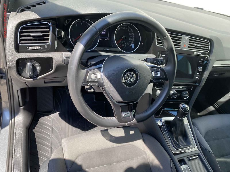 Volkswagen Golf (2018) 1.4 TSi, R-Line, navi, LED - fotka 12 z 17