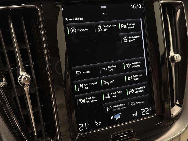 Volvo XC60 B4 AWD MOMENTUM PRO REZERVACE - fotka 30 z 43