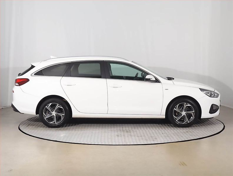 Hyundai i30 (2022) Family 1.5 T-GDI MHEV - fotka 6 z 16