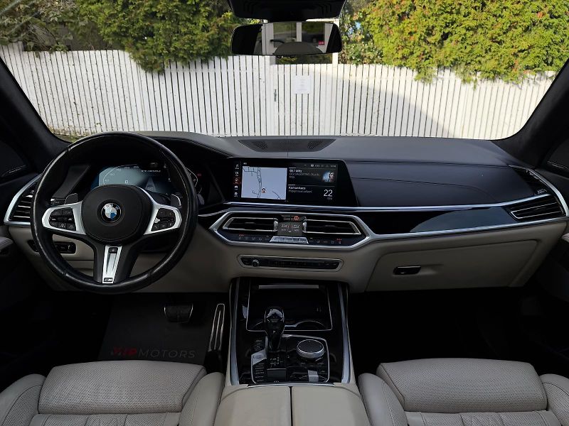 BMW X7 M50xD-R22-PANO-H&K-ČR-TOP STAV - fotka 18 z 53