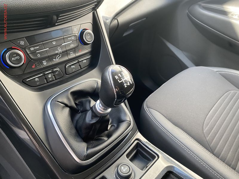 Ford Kuga (2018) 2.0 TDCi AWD, Titanium, +ALU - fotka 15 z 18