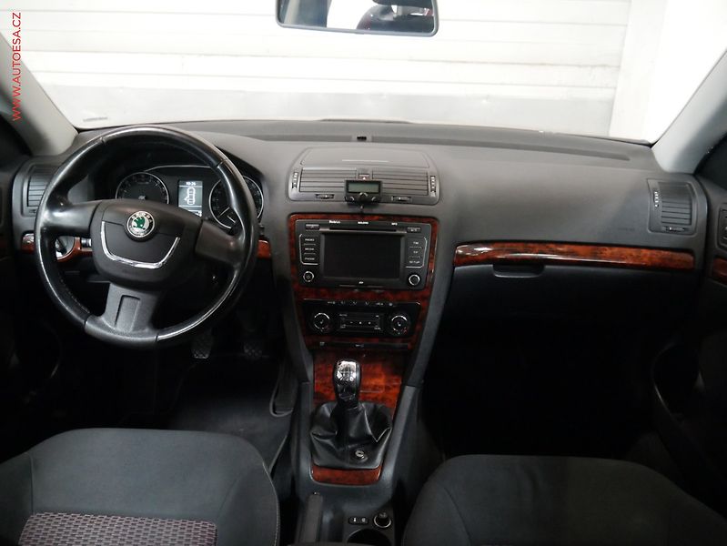 Škoda Octavia (2009) 2.0 TDi, ČR, xenon, autoAC - fotka 8 z 19