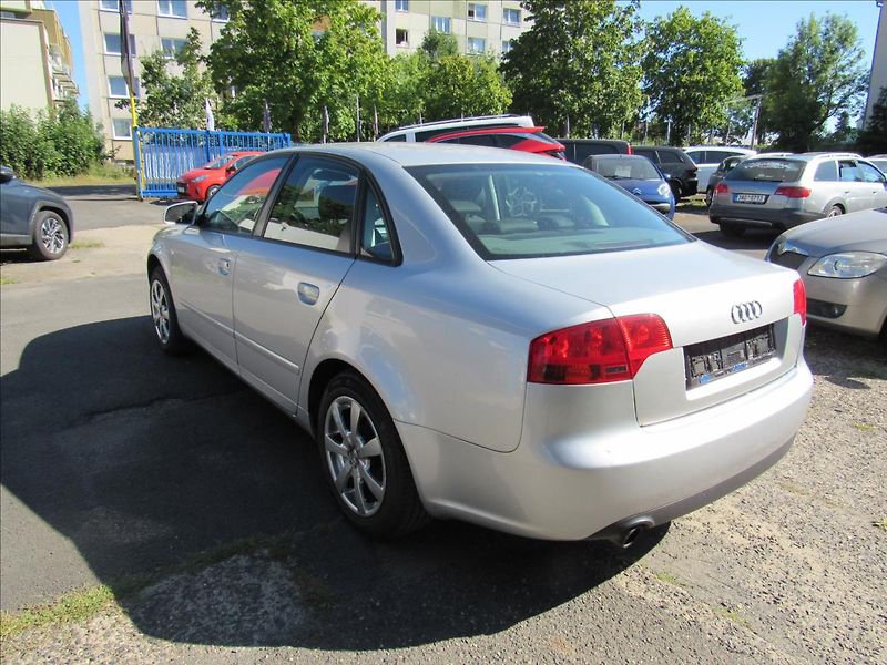 Audi A4 1,6 i 75kW Sedan - fotka 4 z 29