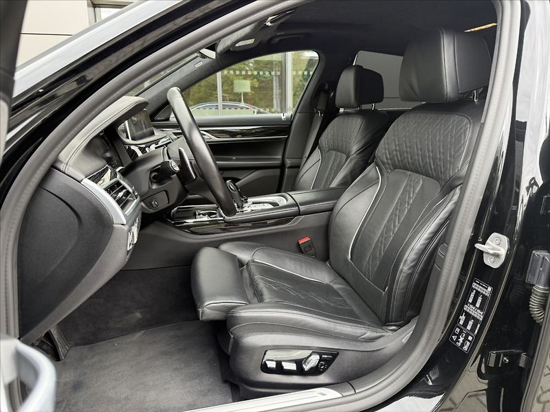 BMW Řada 7 3,0 xDrive 740d - fotka 14 z 39