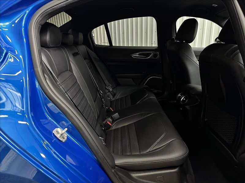 Alfa Romeo Giulia 206kW Q4 VELOCE 1.MAJITEL - fotka 34 z 39