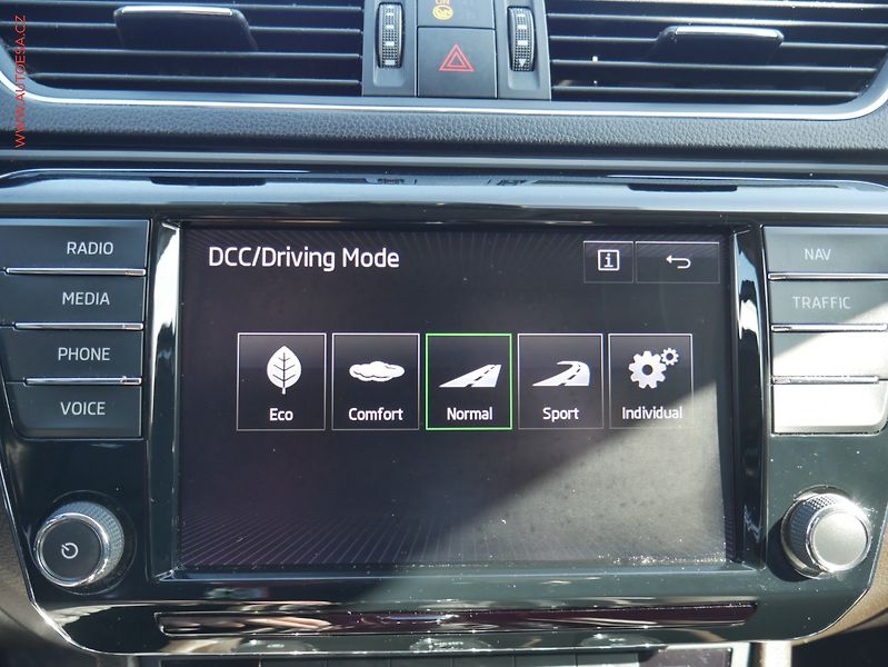 Škoda Superb (2016) 2.0 TDI, ČR, L&K, DSG - fotka 15 z 29