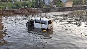 Hasiči vytahovali z Vltavy dodávku.