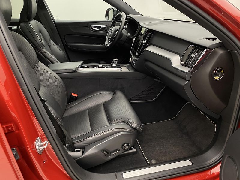Volvo XC60 B5 AWD R-DESIGN AUT CZ - fotka 24 z 55