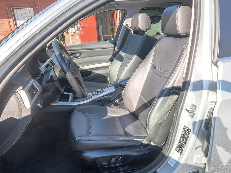BMW Řada 3 (2011) 325i 160KW mat HK – NAVIGACE - fotka 17 z 52