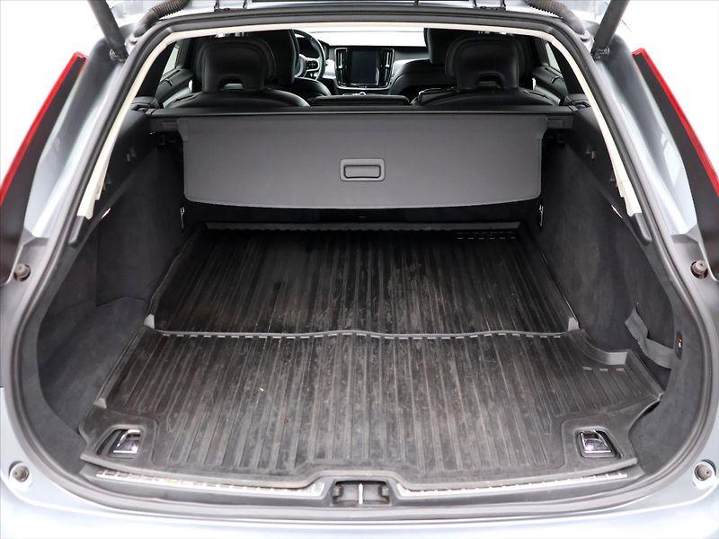 Volvo V90 2,0 D3 Drive-E Momentum Auto - fotka 10 z 38