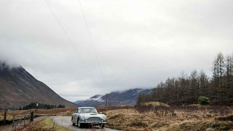 Aston Martin spustil výrobu bondovské DB5. Bude mít i některé filmové vychytávky