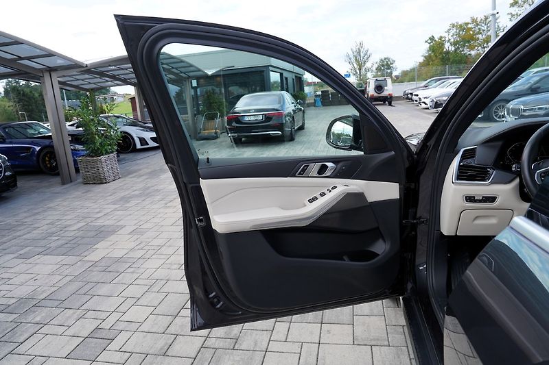 BMW X5 40i xDrive/340 PS/tažné/panora - fotka 20 z 47