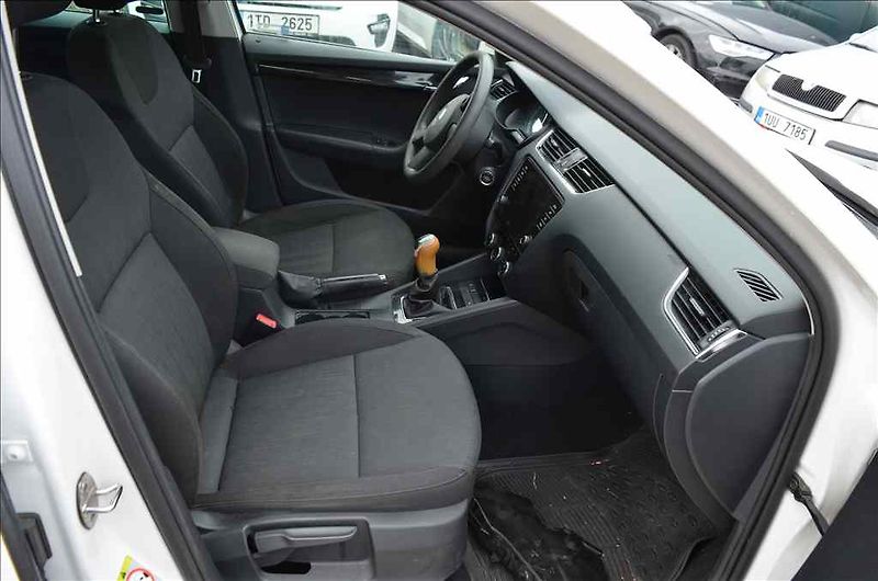 Škoda Octavia (2017) COMBI III. 1,6 TDI - fotka 24 z 26