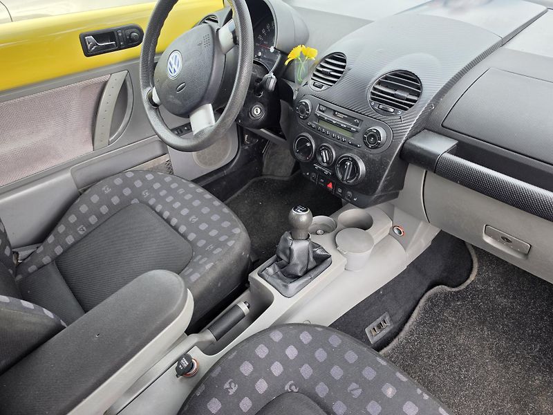 Volkswagen New Beetle 2.0 i  - fotka 10 z 19