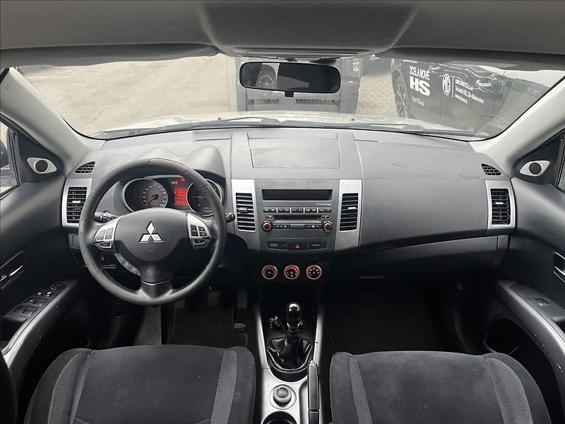 Mitsubishi Outlander 2,0 DI-D  Intense plus 4WD - fotka 10 z 18