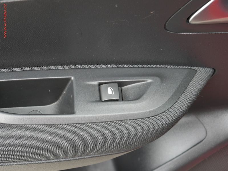 Peugeot 2008 (2021) 1.2PT, ČR, Active - fotka 12 z 17