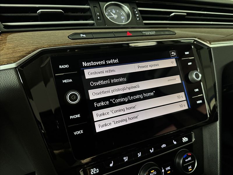 Volkswagen Passat 2,0 TDi  DSG Highline Virtual - fotka 33 z 49