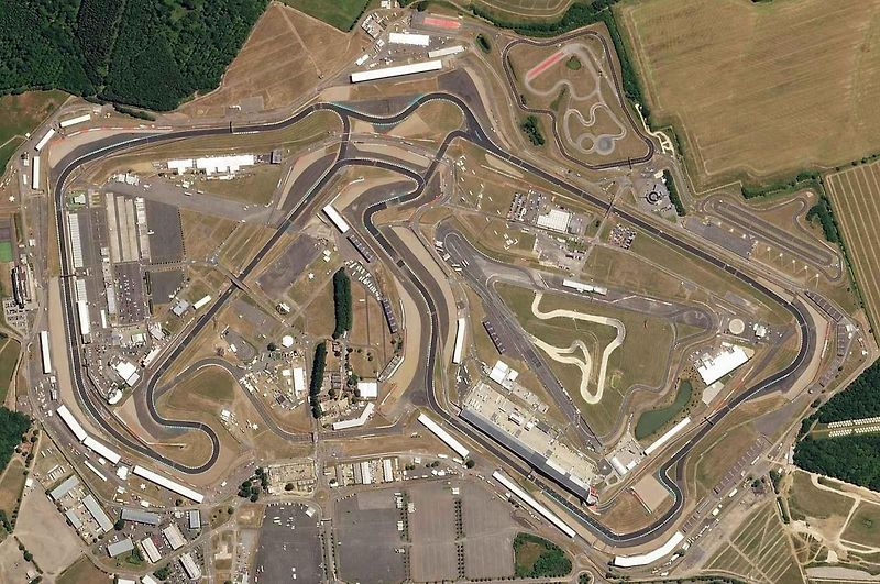 Pro vyznavače vůně spáleného benzínu a fanouška motorsportu není na světě nic lepšího než se pohybovat v prostředí kolem závodní dráhy. Projděte se TOP 10 těch nejlepších závodních okruhů světa.