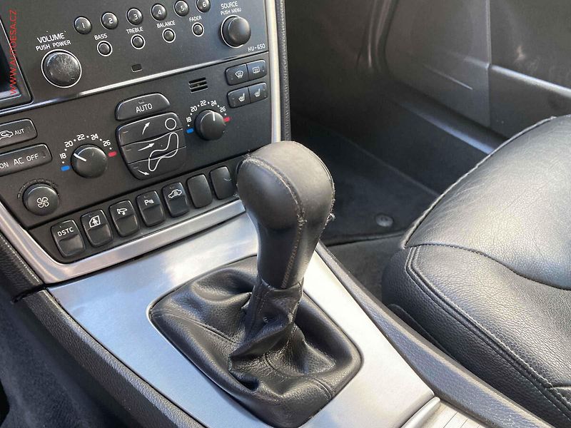 Volvo V70 (2005) 2.4 D, Momentum, xenon - fotka 16 z 17
