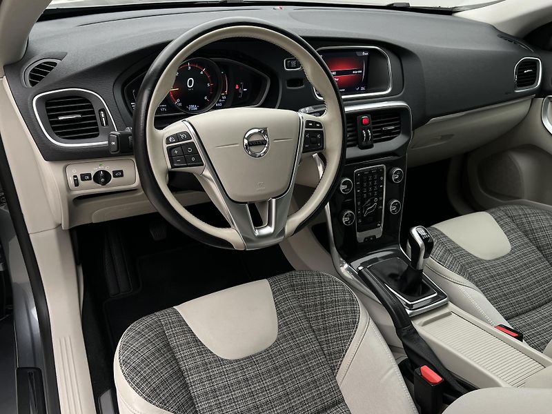 Volvo V40 D2 MOMENTUM MAN - fotka 4 z 38